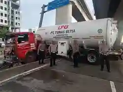 Kronologi Truk Tangki Gas Mengalami Selip Ban dan Melintang di Tol Cikunir